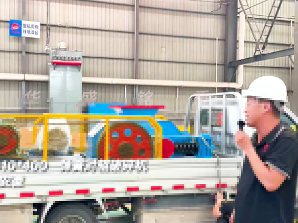 610*400彈簧對(duì)輥制砂機(jī)發(fā)往安徽六安